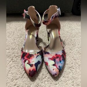 NWT Dream Pairs Floral Point Heels